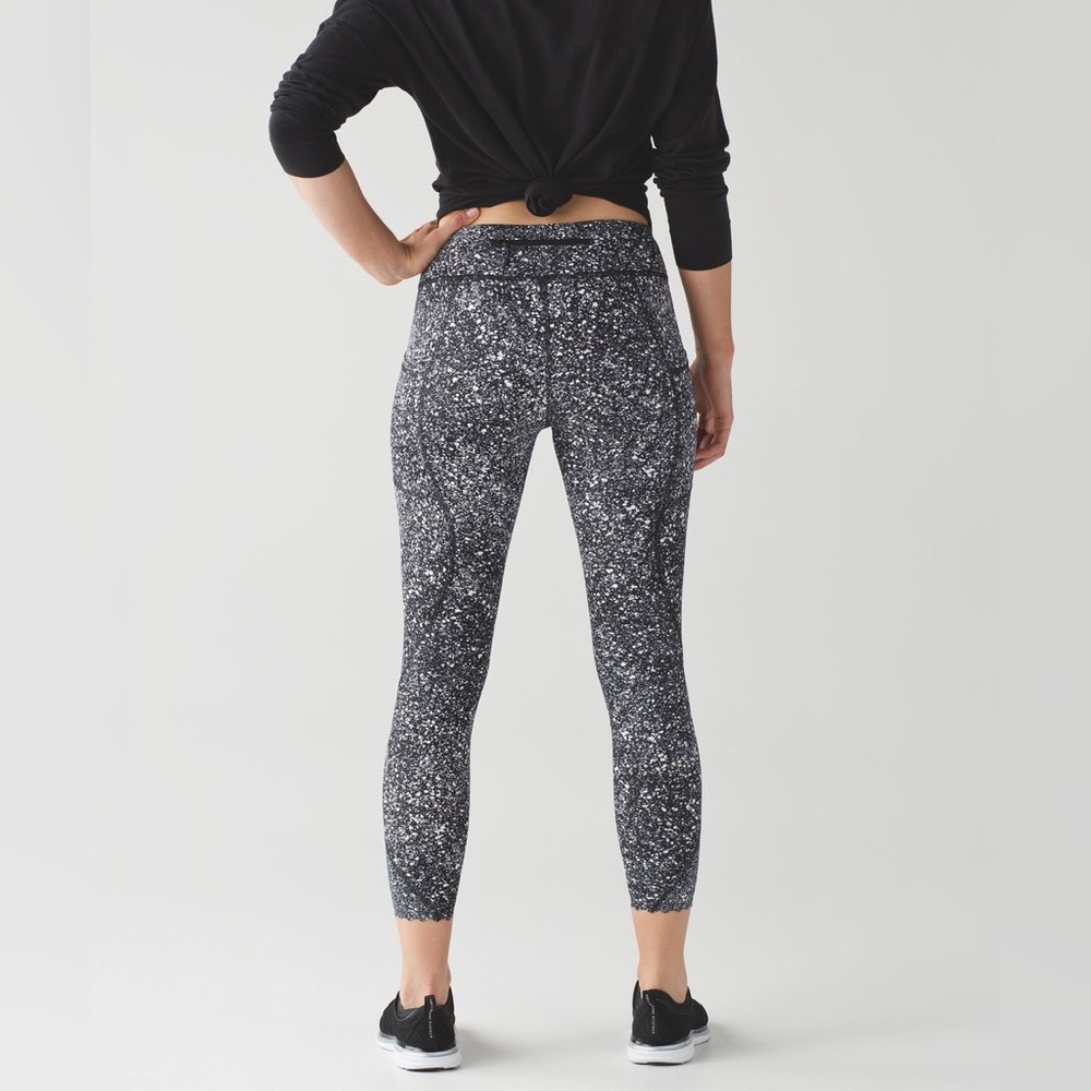 Lululemon Tight Stuff Tight II Splatter White Black‎ / Black Size 8